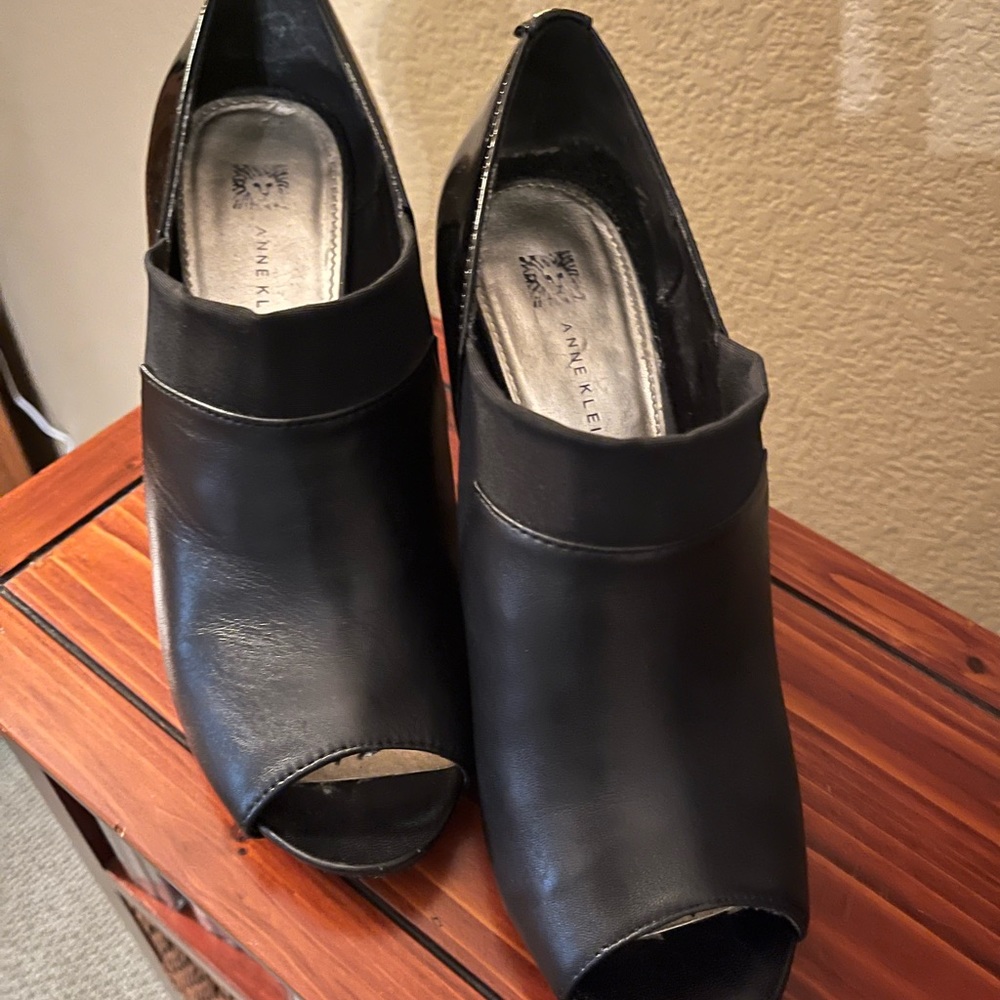 Ladies black Anne Klein pumps